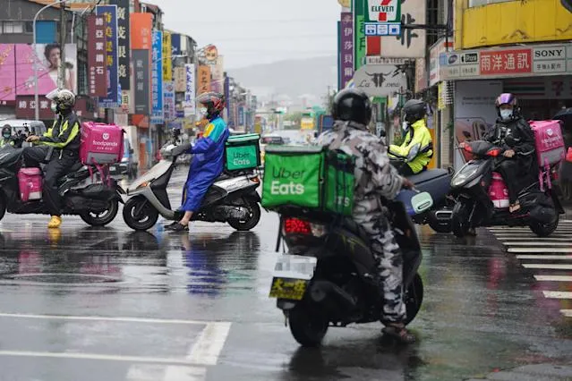 Uber Eats 機車外送員在台北市雨天送餐，掌握訣竅可提升時薪至 600 元